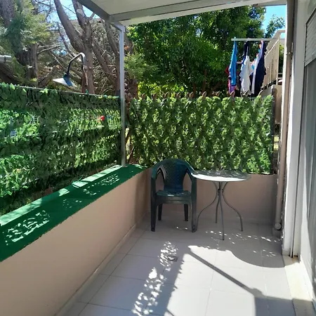 And Business Διαμέρισμα *